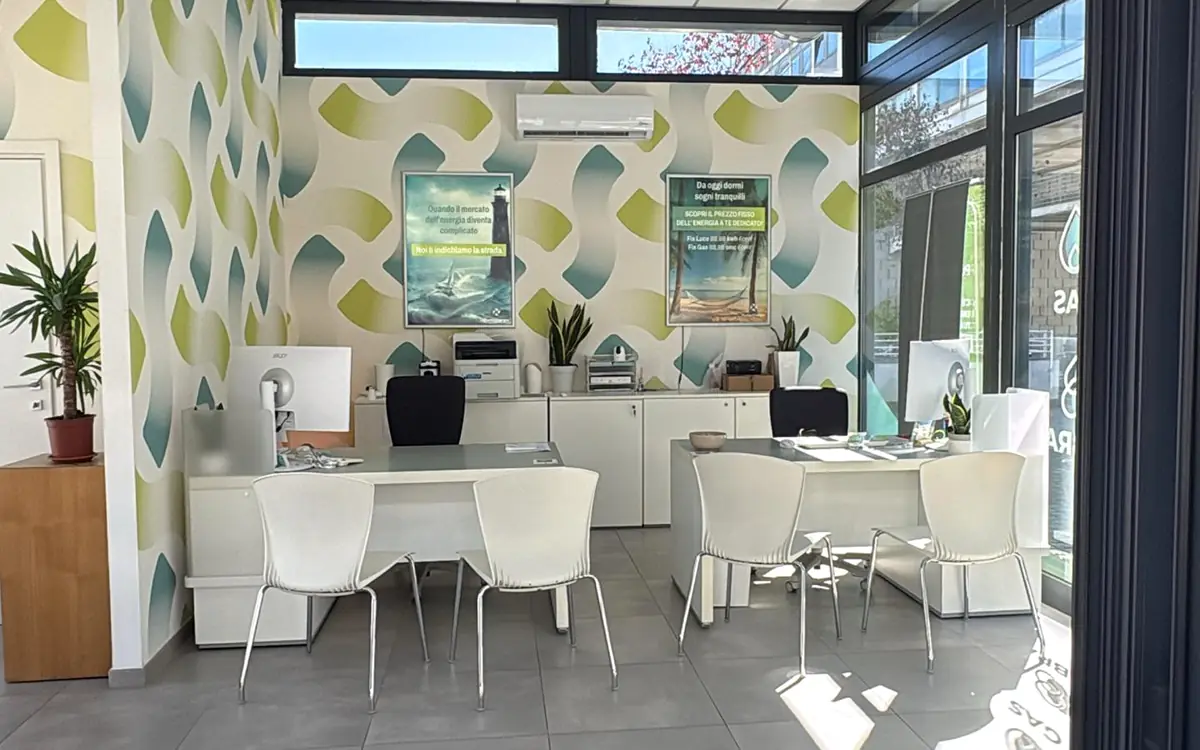 Interno dello sportello Punto Energia a La Spezia
